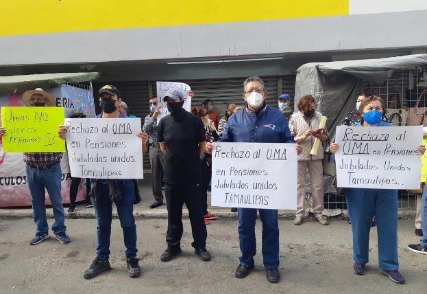 Maestros jubilados toman delegación del ISSSTE; amenazan con tomar edificios y carreteras 