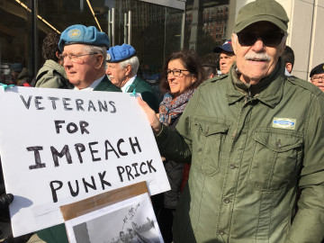 Protestan contra Trump durante desfile del Día de los Veteranos