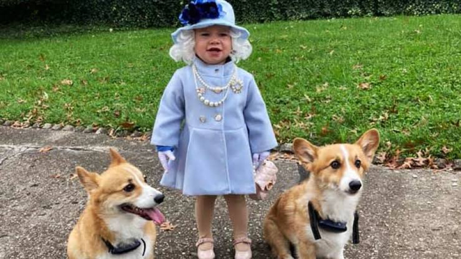 Niña se disfraza de la reina Isabel y le llega una carta de la casa real