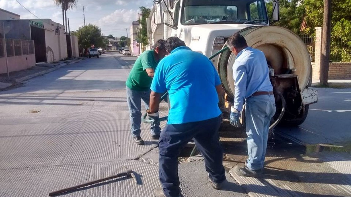 Comapa trabaja con equipo vactor