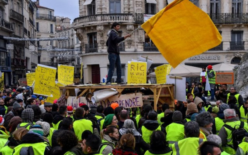 Se reduce número de chalecos amarillos en Francia