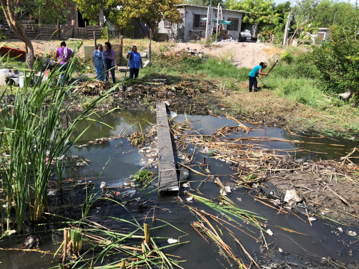 En labor coordinada colonos y Municipio limpian dren La Escondida