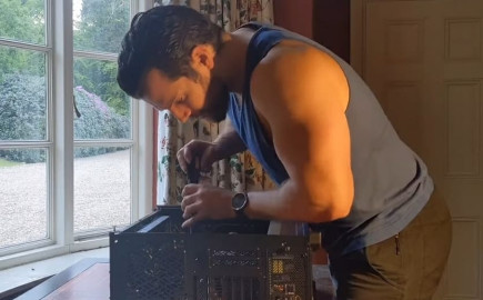 Henry Cavill enciende las redes con video armando su propia PC 