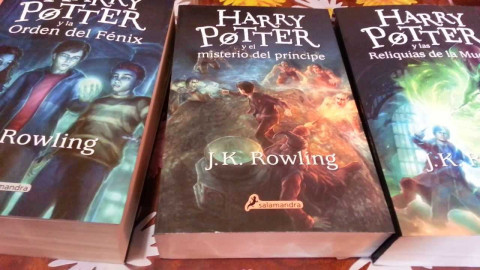 Escuela prohíbe libros de "Harry Potter" por contener ‘hechizos reales’
