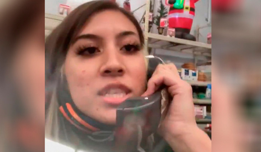 Mujer renuncia a su trabajo usando el megáfono de la tienda