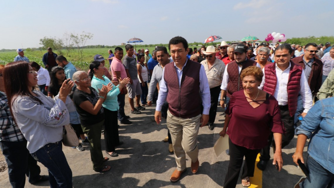 Cristaliza alcalde Mario López anhelo de familias de zona  rural; inaugura pavimentación y barda del panteón