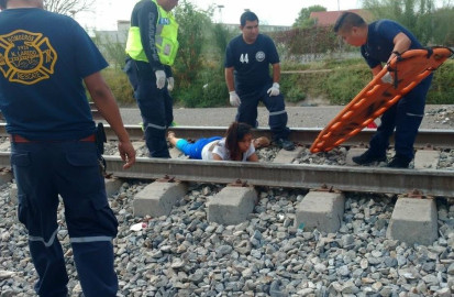 Arrolla tren a mujer y a su hijo