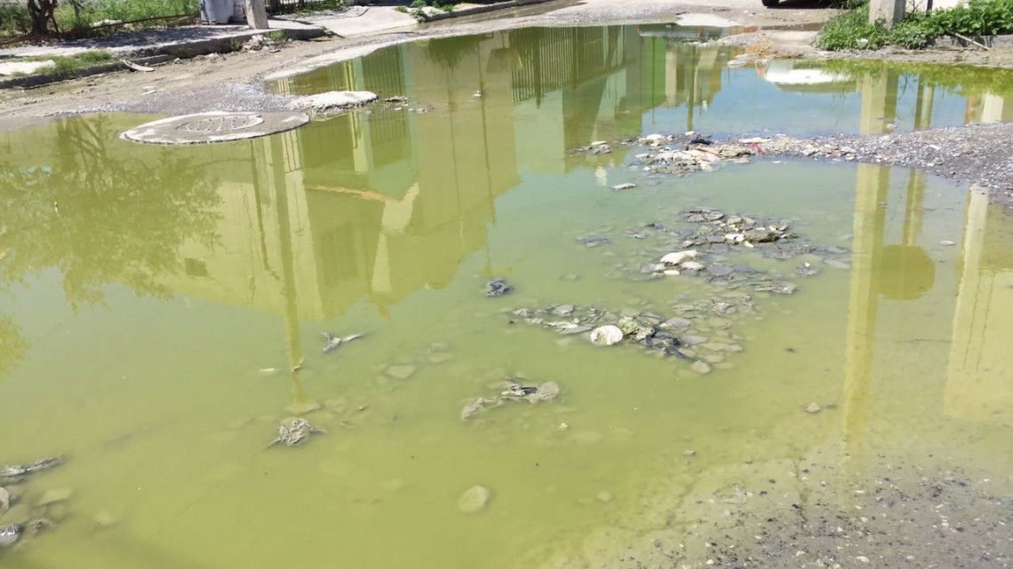 Habitan colonos entre aguas negras en Matamoros 