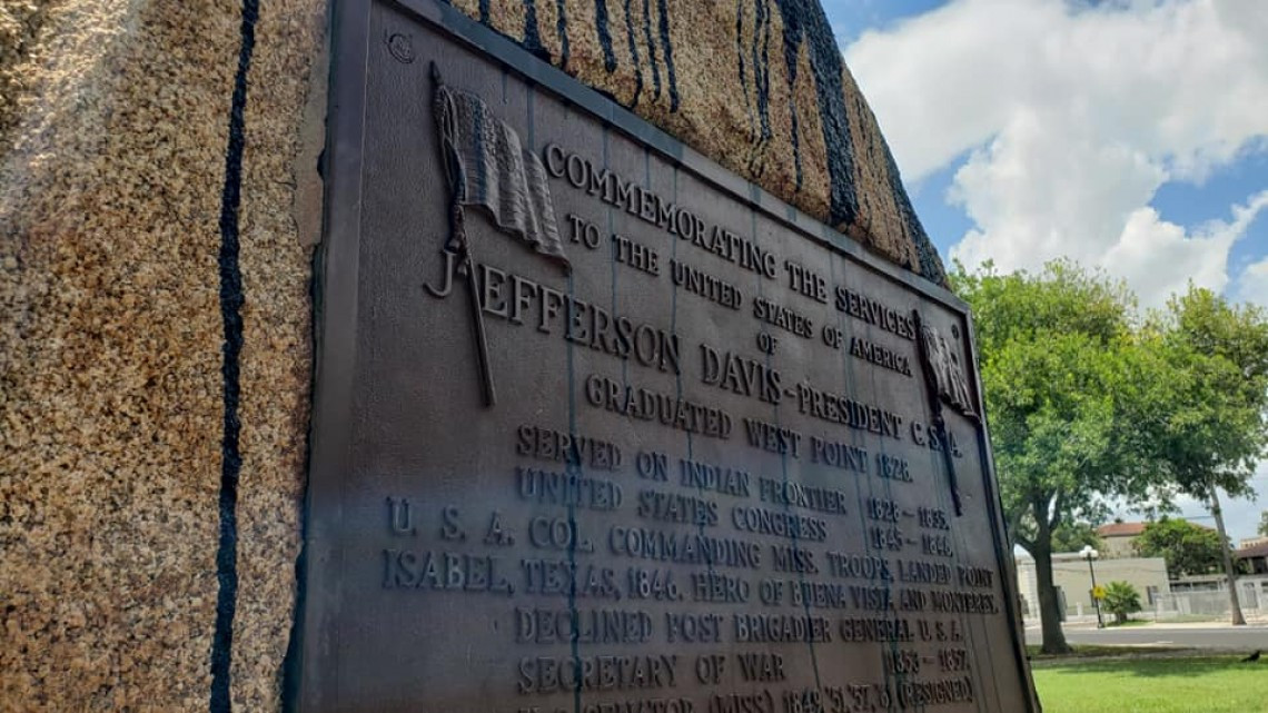 Abren investigación por actos de vandalismo en el monumento de Jefferson Davis