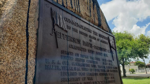 Abren investigación por actos de vandalismo en el monumento de Jefferson Davis