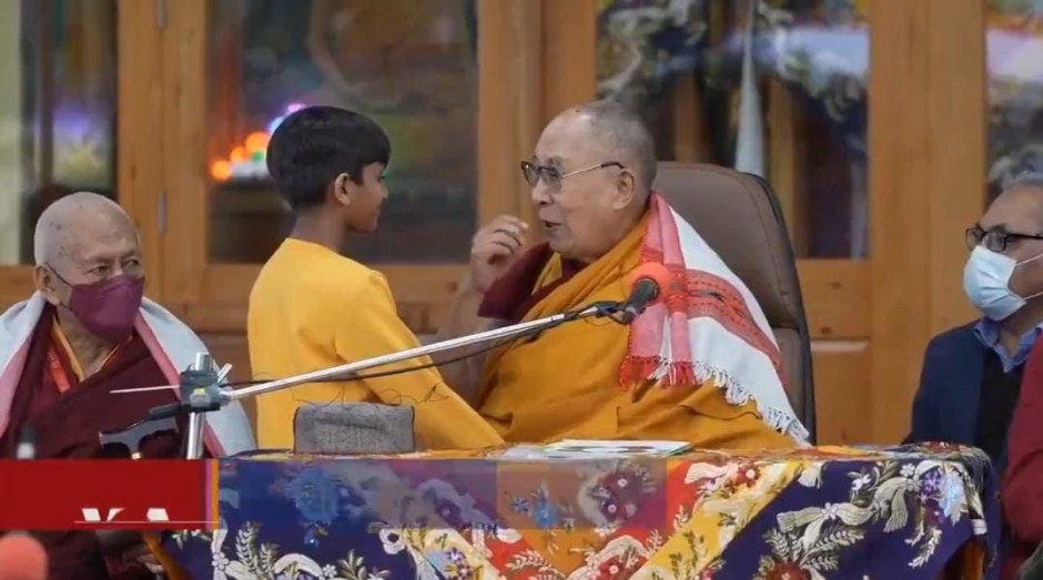 Causa polémica video de Dalai Lama besando a un menor