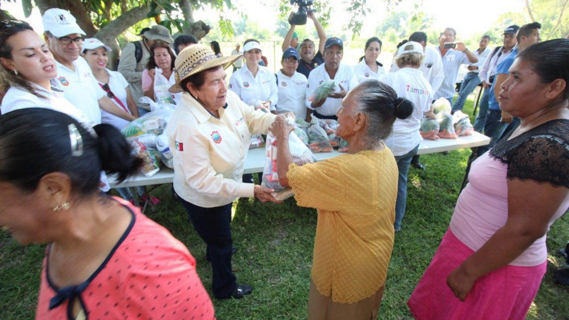 Atiende Magdalena Peraza necesidades del ejido La Isleta
