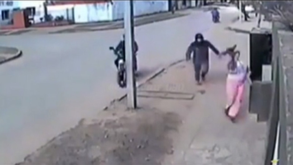 Para evitar robo, mujer lanza su bolsa a una casa