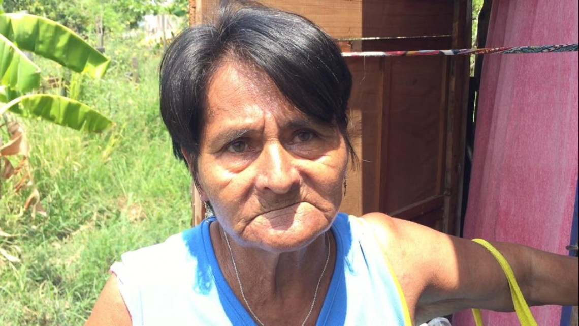Mujer de la tercera edad vive inundada por aguas negras