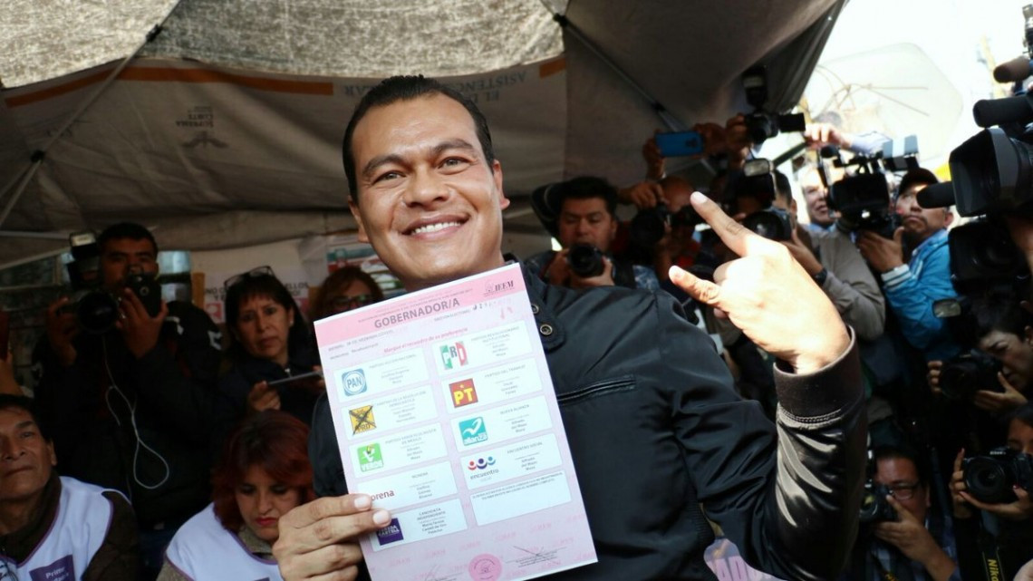Juan Zepeda, candidato del PRD, emite su voto