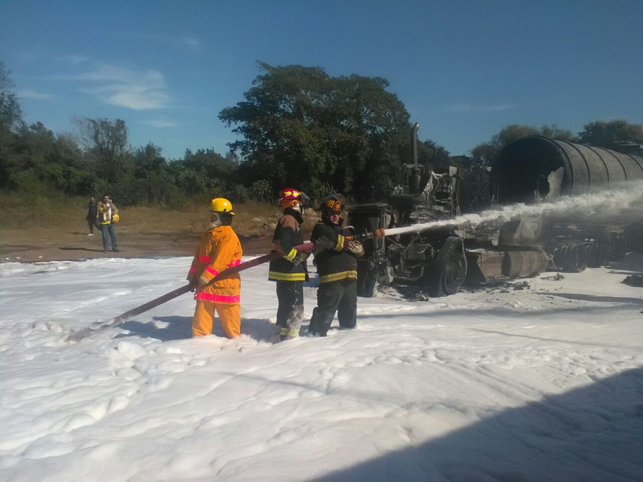 Fuego consume 4 pipas con excedente de diesel