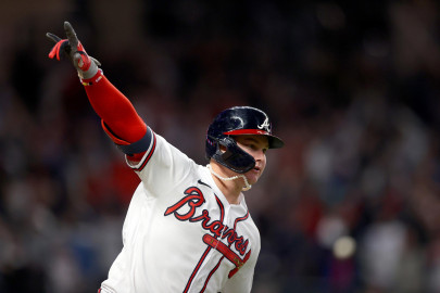 Los Bravos se llevan el juego 2 ante los Dodgers