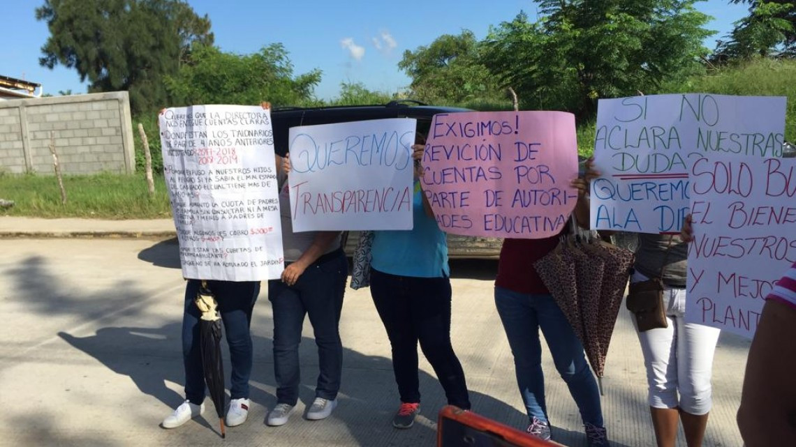Padres de familia se manifiestan en escuela preescolar