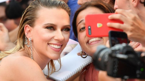 Scarlett Johansson deslumbra en la alfombra roja de Mostra