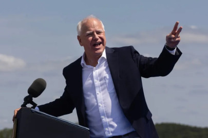 ¡Oficial! Confirman a Tim Walz como candidato demócrata a vicepresidente