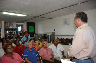 Adrián Oseguera se reúne con locatarios del mercado 18 de Marzo