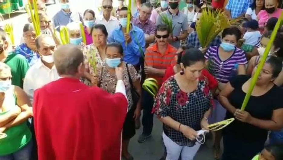 Sacerdote hondureño arranca cubrebocas a fieles 