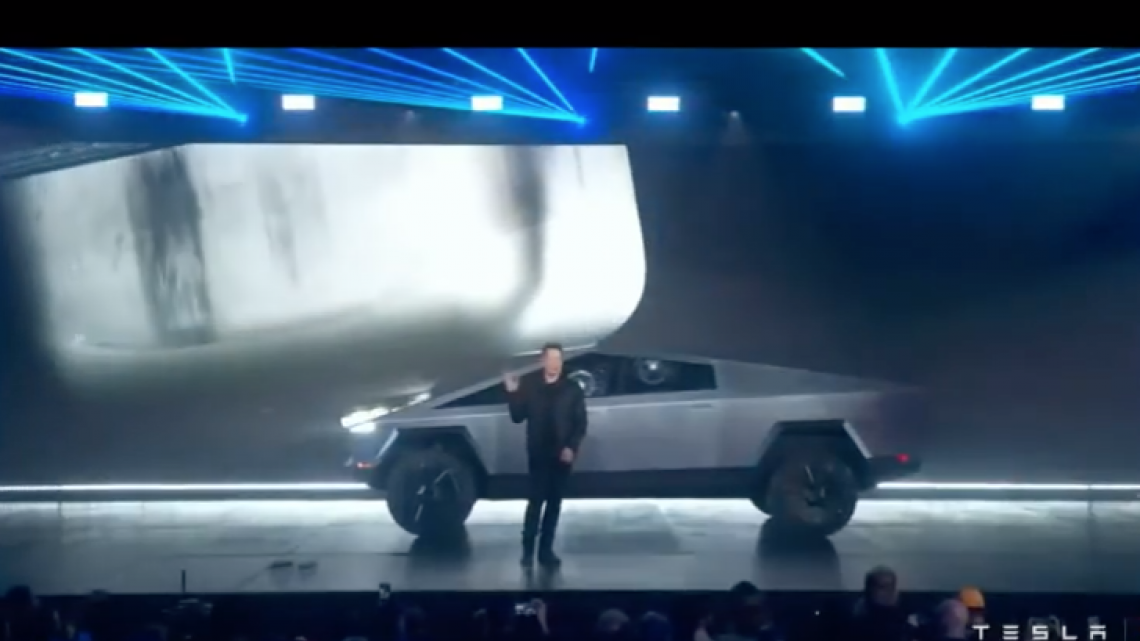Rompen el "vidrio blindado" del Cybertruck durante su presentación