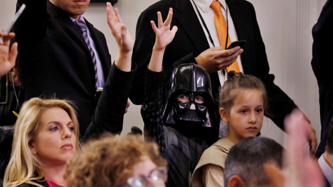 Trump reparte dulces y arremete contra la prensa