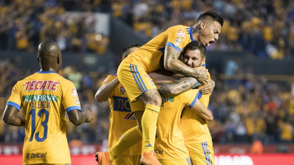 Con 10 hombres Santos vence a Tigres