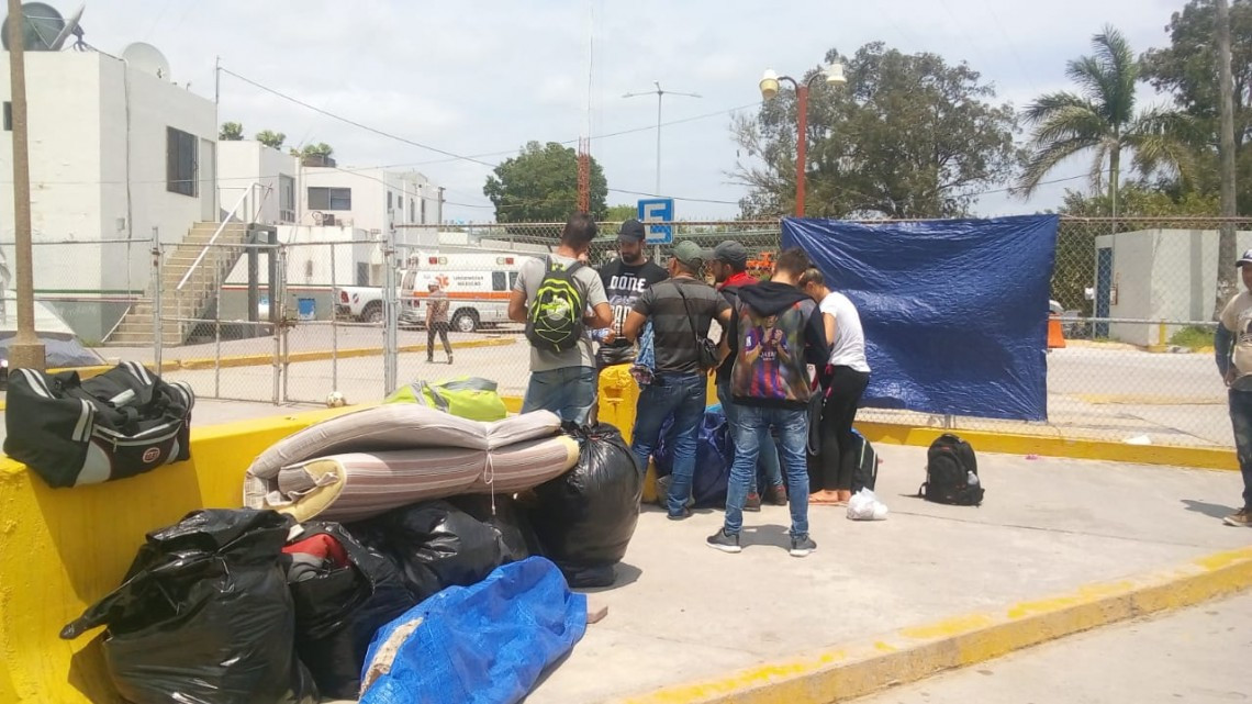 Migrantes en el puente nuevo de Matamoros mantienen orden: Enrique Maciel