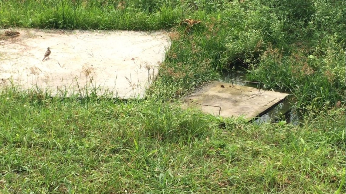 Barda sin cimientos en riesgo de caer sobre estudiantes