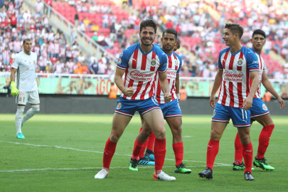 Chivas le pega al campeón Tigres