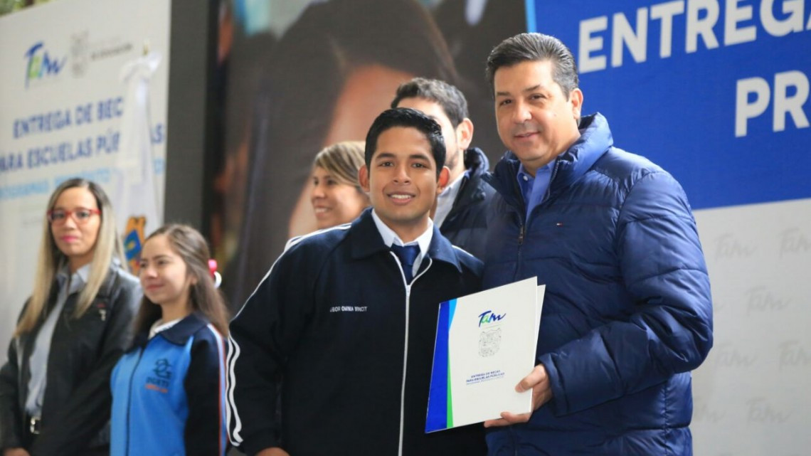 Entrega FGCDV becas para escuelas públicas