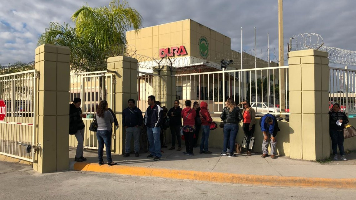 Luchan obreros por aumento salarial y bono anual 