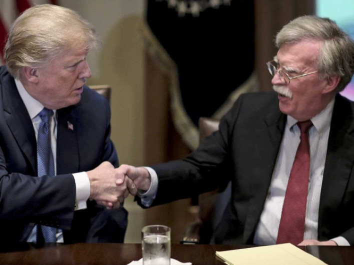 EU 'amenaza' a países y empresas que compren petróleo a Venezuela