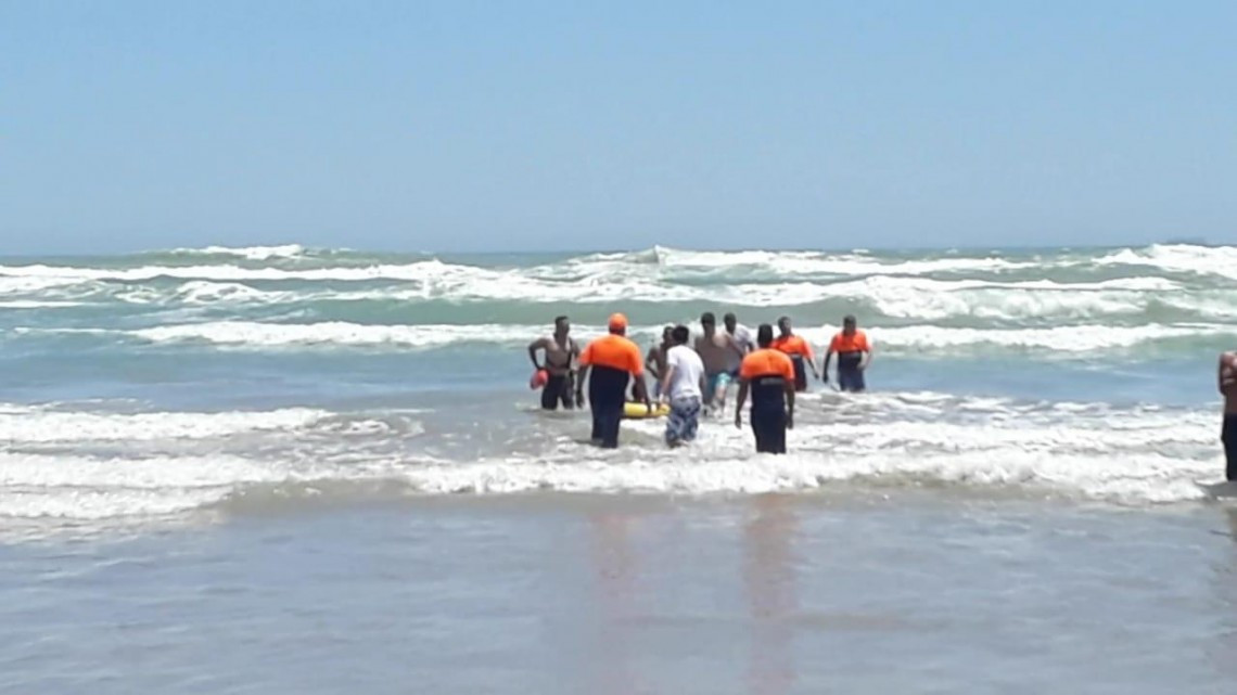Pronto rescate acuático salva vida a dos jóvenes bañistas en Playa Tesoro