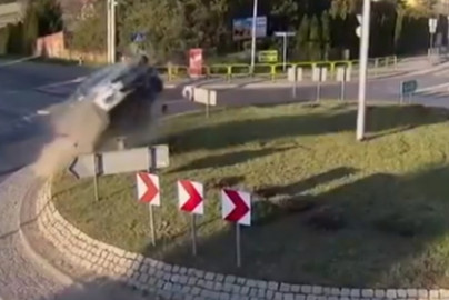 ¡De película! Auto sale disparado por ir a exceso de velocidad