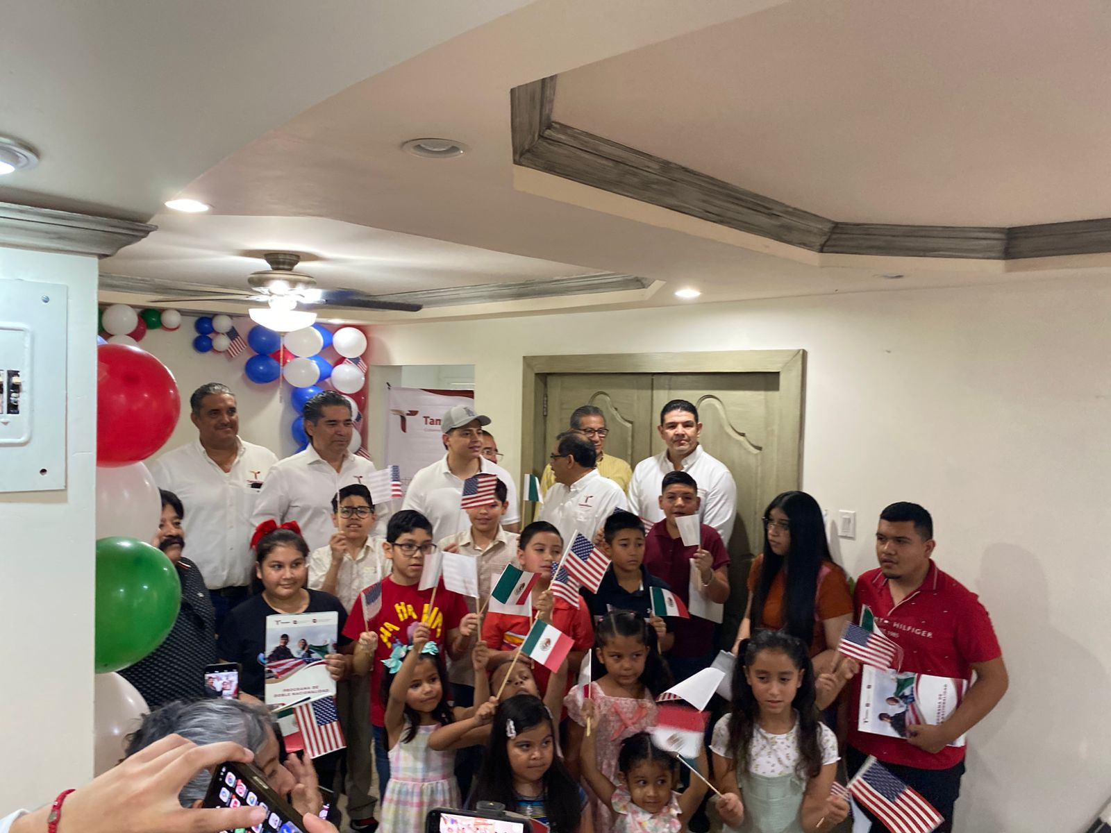 Entregan actas de doble nacionalidad