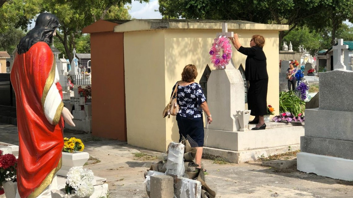Matamorenses visitan panteones de la localidad 