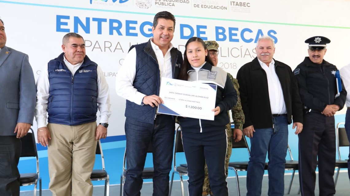 Gobernador de Tamaulipas entrega becas a hijos de policías