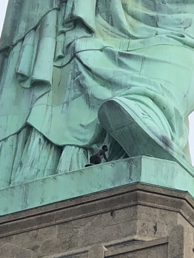 Detienen a la protestante que escaló la Estatua de la Libertad