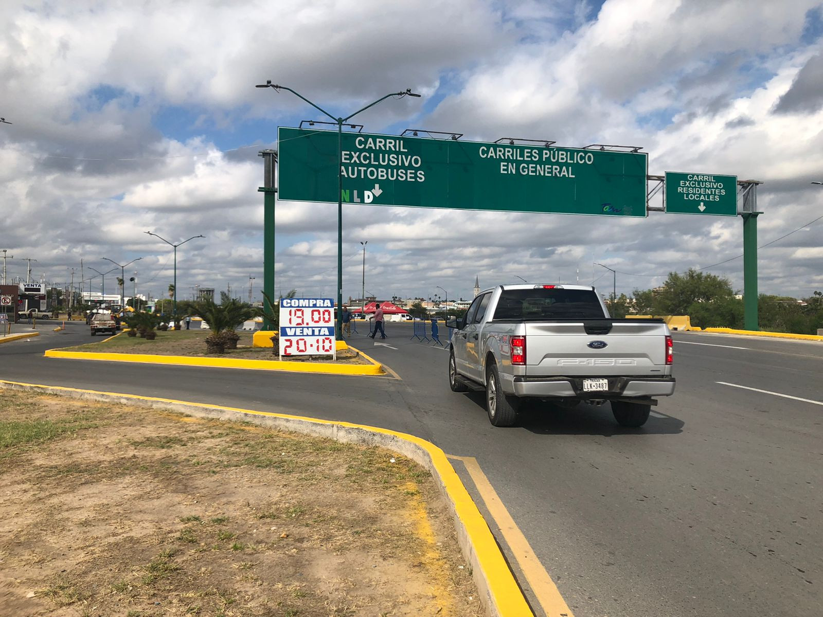 Registran puentes internacionales poca afluencia de vehículos y peatones en Nuevo Laredo