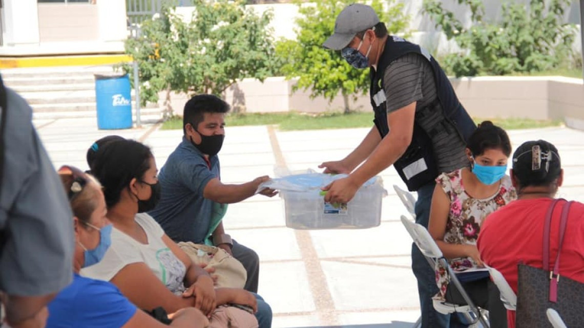 Gerardo Peña lleva apoyos a familias y personal médico en el Hospital General