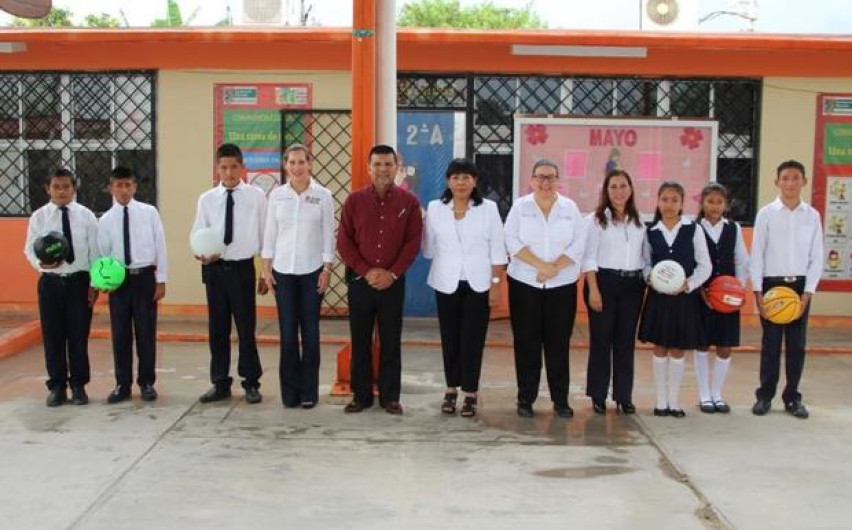 Gobierno y Presidenta del DIF de Rio Bravo entregan material deportivo 