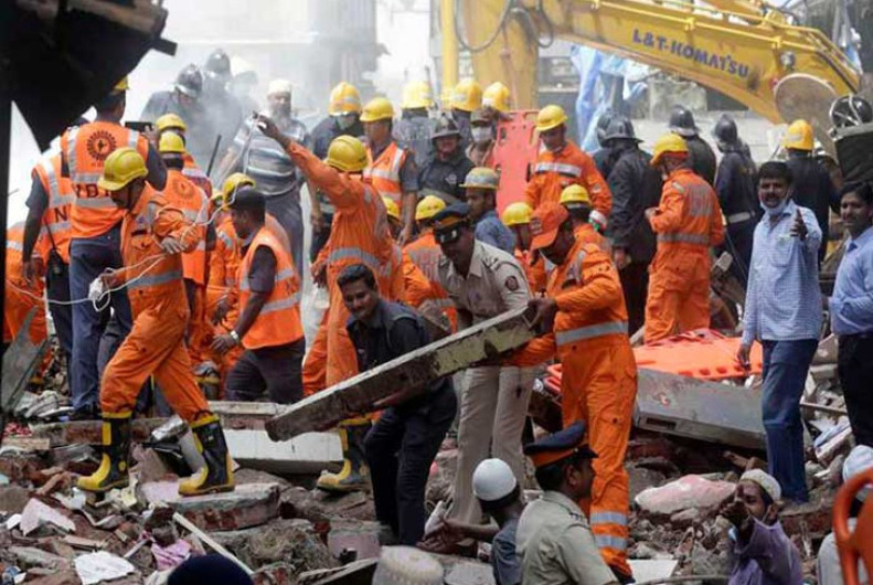 Al menos 15 muertos tras colapsar un muro en la India