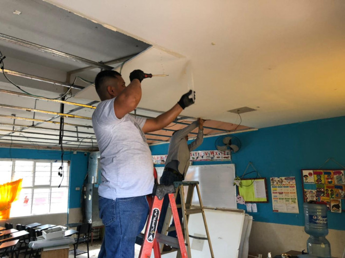 Retiran padres de familia techos de aulas en primaria Niños Héroes 