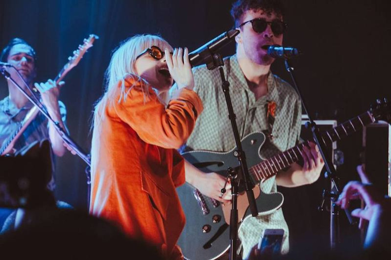 Paramore lanza disco y comienza gira