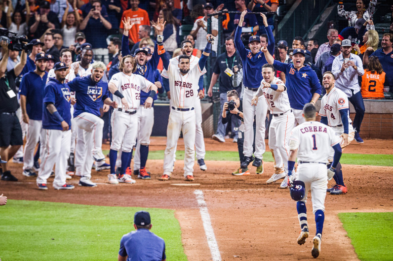 Astros ganan en extra innings y empatan la serie de la ALCS