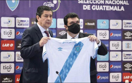 Luis Fernando Tena es presentado como nuevo DT de Guatemala