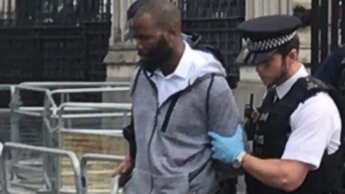 Detienen a hombre armado con cuchillos cerca del Parlamento en Londres